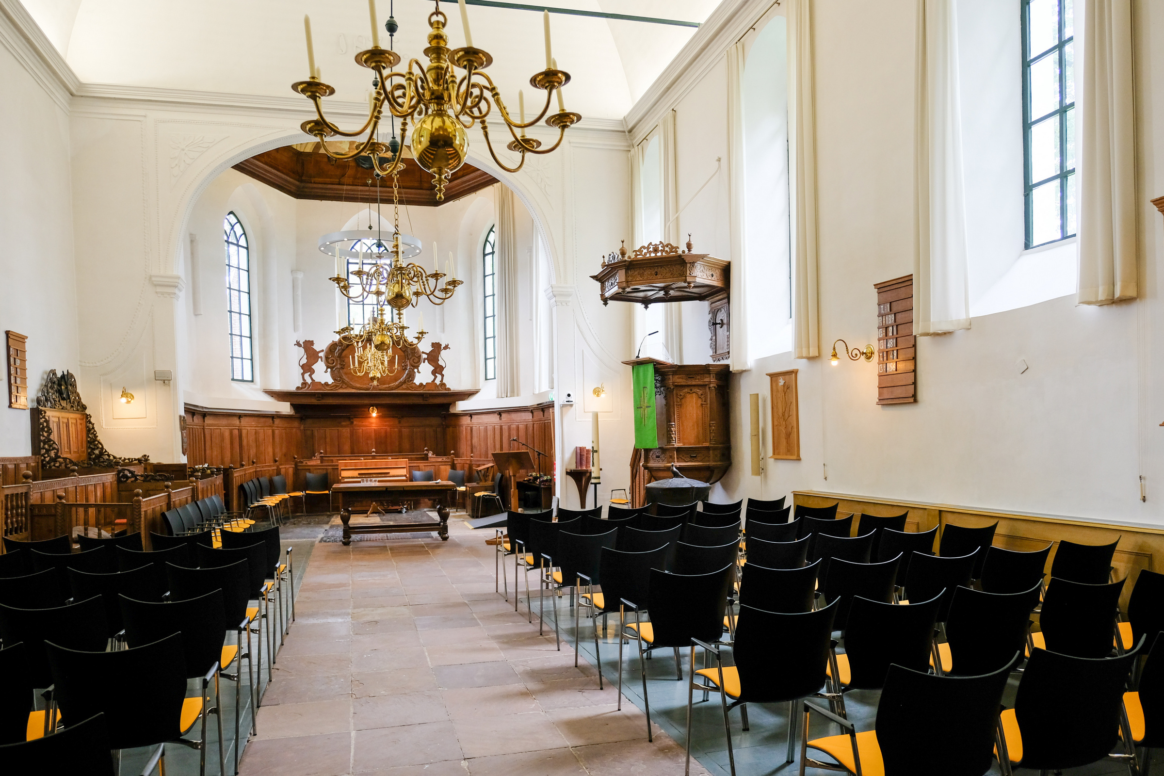 2020 - Nieuwe stoelen in de kerk